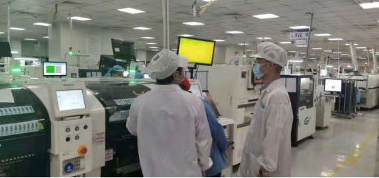 菲尼特總經理戴勇軍（右1）參觀銳捷研發生產基地